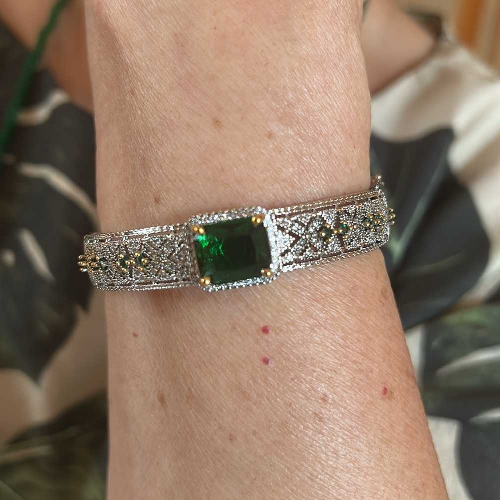 Elegant Silver and Green Bracelet - Picture 2 of 4